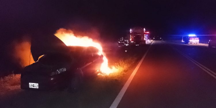 UN HOMBRE SUFRIÓ QUEMADURAS AL INCENDIARSE SU AUTO