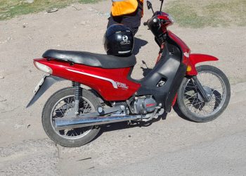 PERDIERON EL CONTROL DE LA MOTO Y CAYERON AL ASFALTO