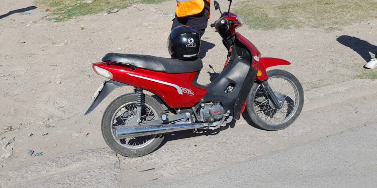 PERDIERON EL CONTROL DE LA MOTO Y CAYERON AL ASFALTO