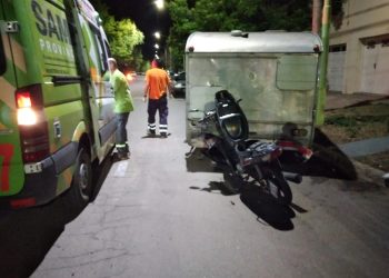 UNA MOTOCICLISTA IMPACTÓ CONTRA UNA CASILLA RODANTE ESTACIONADA