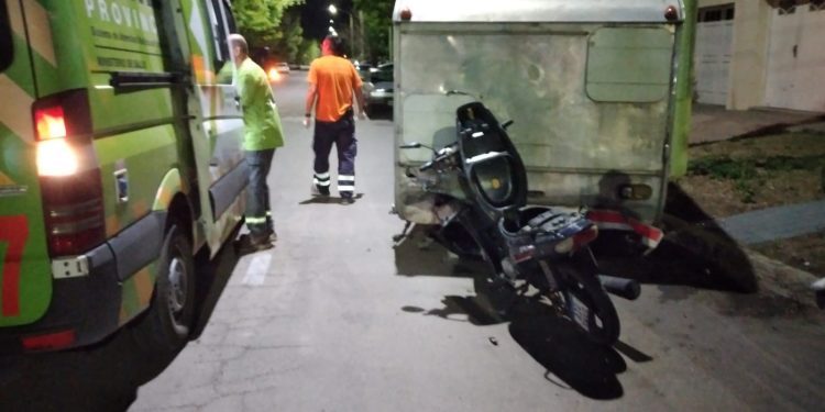 UNA MOTOCICLISTA IMPACTÓ CONTRA UNA CASILLA RODANTE ESTACIONADA