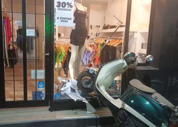 POR UNA FALLA MECÁNICA TERMINÓ CONTRA LA VIDRIERA DE UN LOCAL COMERCIAL