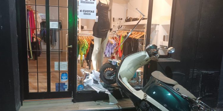 POR UNA FALLA MECÁNICA TERMINÓ CONTRA LA VIDRIERA DE UN LOCAL COMERCIAL