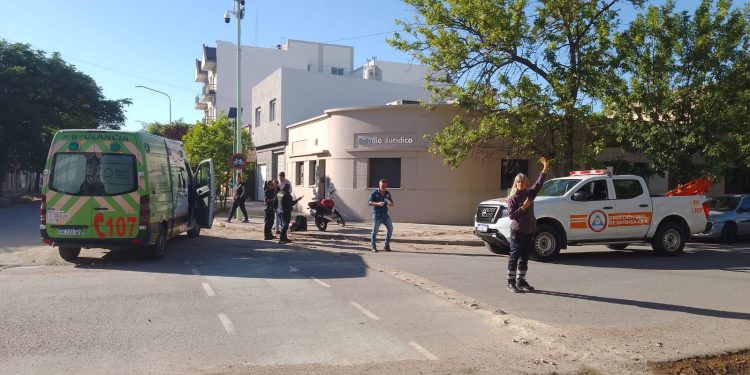 UN MOTOCICLISTA PERDIÓ EL CONTROL DE SU RODADO POR LA TIERRA QUE HABÍA EN EL ASFALTO