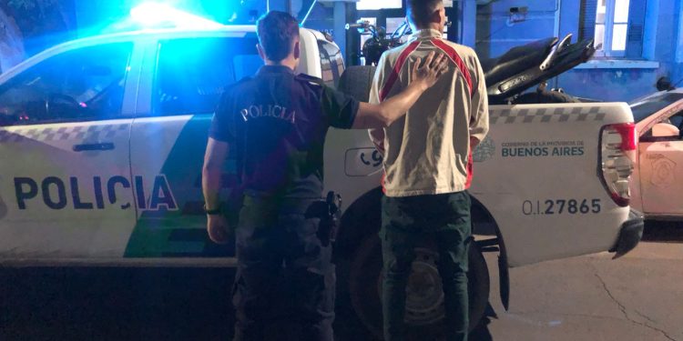IBA CON UNA MOTO ROBADA Y FUE ATRAPADO POR LA POLICÍA