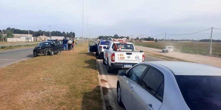 UNA MUJER SE DESCOMPENSÓ EN SU AUTO, CHOCÓ CONTRA EL GUARDARRAÍL E IMPACTO A UNA CAMIONETA