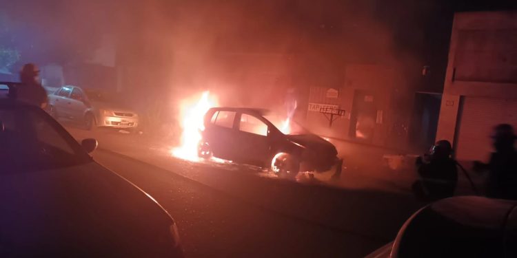 INCENDIO DE DOS AUTOS DURANTE LA MADRUGADA