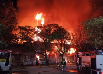 IMPORTANTE INCENDIO EN UNA MADERERA DE CALLE DRAGO AL 900