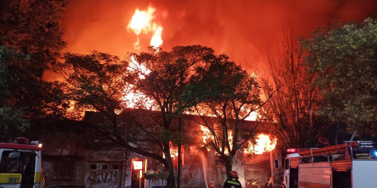 IMPORTANTE INCENDIO EN UNA MADERERA DE CALLE DRAGO AL 900
