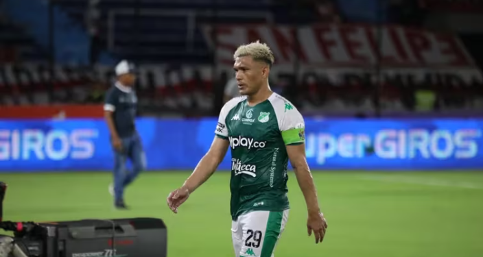 ESCÁNDALO CON TEO GUTIÉRREZ: FUE SANCIONADO POR MANOSEAR A UNA MUJER EN PLENO PARTIDO EN COLOMBIA