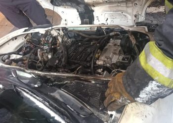 UNA CAMIONETA SE PRENDIÓ FUEGO CUANDO ESTABA ESTACIONADA