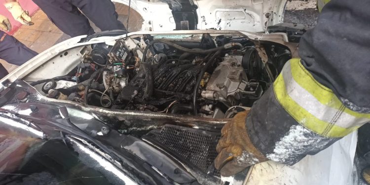 UNA CAMIONETA SE PRENDIÓ FUEGO CUANDO ESTABA ESTACIONADA