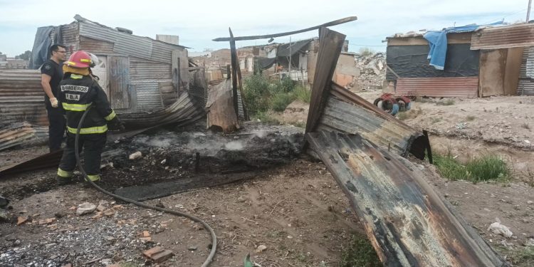 UNA PRECARIA CASILLA SE INCENDIÓ EN RICHIERI AL 500