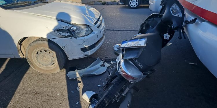 UN CHOQUE EN CADENA TERMINÓ CON UNA MOTOCICLISTA HOSPITALIZADA
