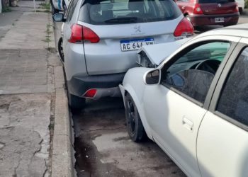 UNA MUJER CHOCÓ A UN AUTO ESTACIONADO EN CALLE CHACABUCO AL 1800