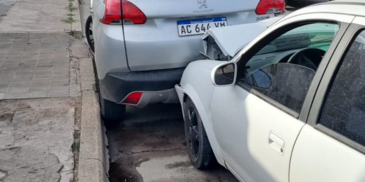 UNA MUJER CHOCÓ A UN AUTO ESTACIONADO EN CALLE CHACABUCO AL 1800