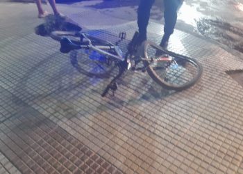 UN AUTO IMPACTÓ CONTRA UNA CICLISTA EN GUARDIA VIEJA Y LÁINEZ