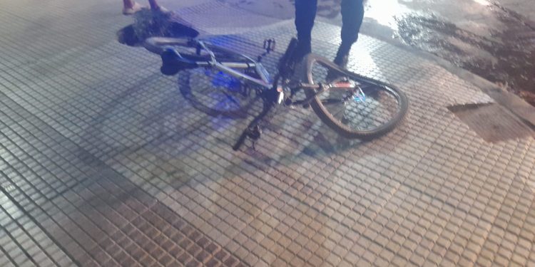 UN AUTO IMPACTÓ CONTRA UNA CICLISTA EN GUARDIA VIEJA Y LÁINEZ
