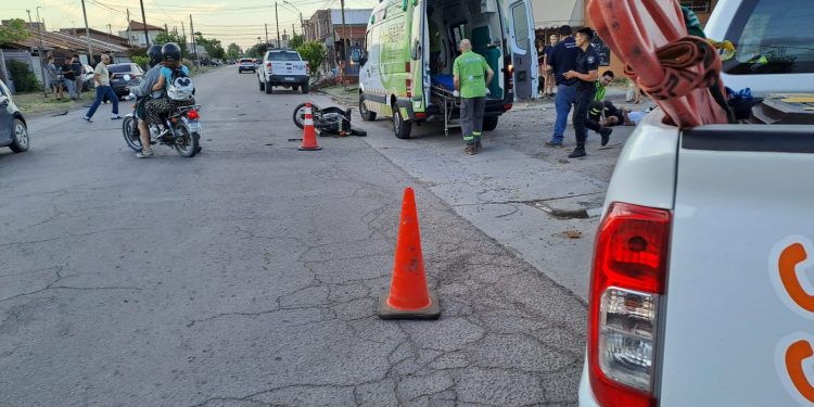 UN MOTOCICLISTA HERIDO AL IMPACTAR CONTRA UN AUTO
