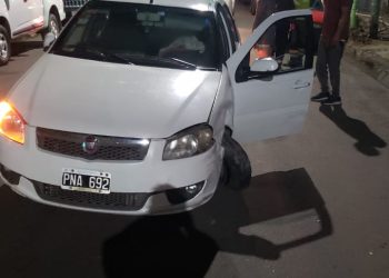 UN TAXI IMPACTÓ CONTRA UN AUTO ESTACIONADO