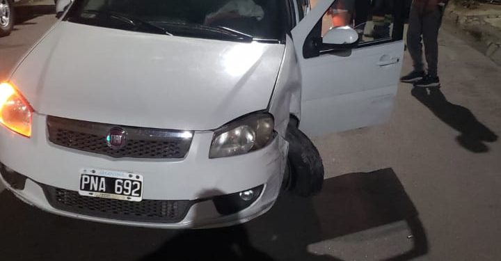 UN TAXI IMPACTÓ CONTRA UN AUTO ESTACIONADO