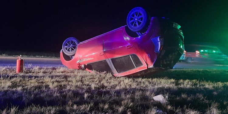 UN AUTO TERMINÓ VOLCANDO EN LA RUTA 3 KM 705