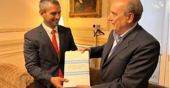 LEY ÓMNIBUS: EL GOBIERNO AÚN NEGOCIA LOS VOTOS Y LA DISCUSIÓN EXPUSO UNA LUCHA DE PODER