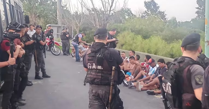 SE ENFRENTARON LAS DOS FACCIONES DE LA BARRA DE RIVER AFUERA DEL MONUMENTAL