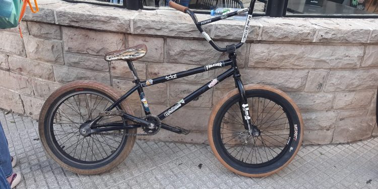 UN HOMBRE ATROPELLÓ CON SU CAMIONETA A UN CICLISTA POR UNA DISCUSIÓN DE TRÁNSITO