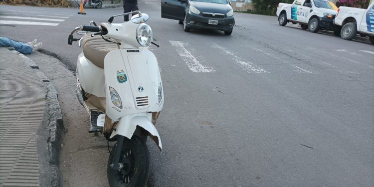 UNA MOTOCICLISTA HOSPITALIZADA TRAS CHOCAR CONTRA UN AUTO