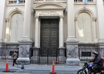 LUIS CAPUTO DEFENDIÓ EL BONO PARA LA DEUDA DE IMPORTADORES