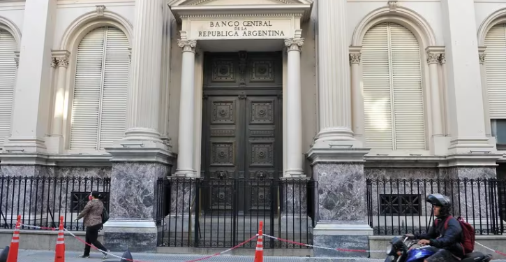 LUIS CAPUTO DEFENDIÓ EL BONO PARA LA DEUDA DE IMPORTADORES