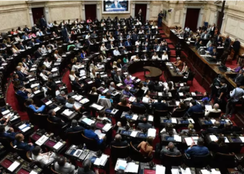 LEY ÓMNIBUS: MIENTRAS CONTINÚAN LAS NEGOCIACIONES POR LOS PUNTOS EN DISPUTA, DIPUTADOS SE PREPARA PARA REANUDAR LA SESIÓN