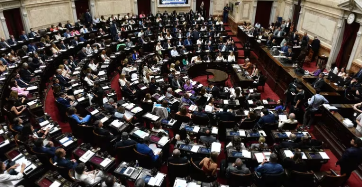 LEY ÓMNIBUS: MIENTRAS CONTINÚAN LAS NEGOCIACIONES POR LOS PUNTOS EN DISPUTA, DIPUTADOS SE PREPARA PARA REANUDAR LA SESIÓN