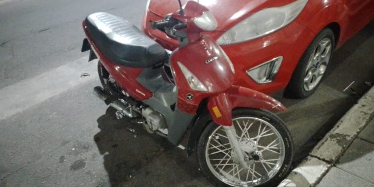 ALCOHOLIZADO CHOCÓ CONTRA UNA MOTO EN PLENO CENTRO