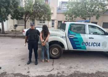 ESTABAN ALCOHOLIZADAS Y SE PELEARON A GOLPES DE PUÑO EN LA CALLE