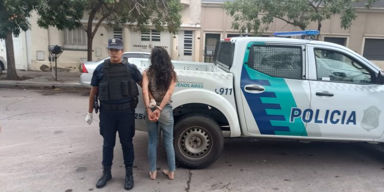 ESTABAN ALCOHOLIZADAS Y SE PELEARON A GOLPES DE PUÑO EN LA CALLE