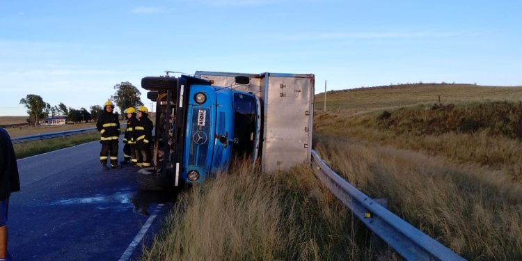 VUELCO DE UN CAMIÓN EN LA RUTA 51 Y CHOQUE DE DOS CAMIONES EN LA 33