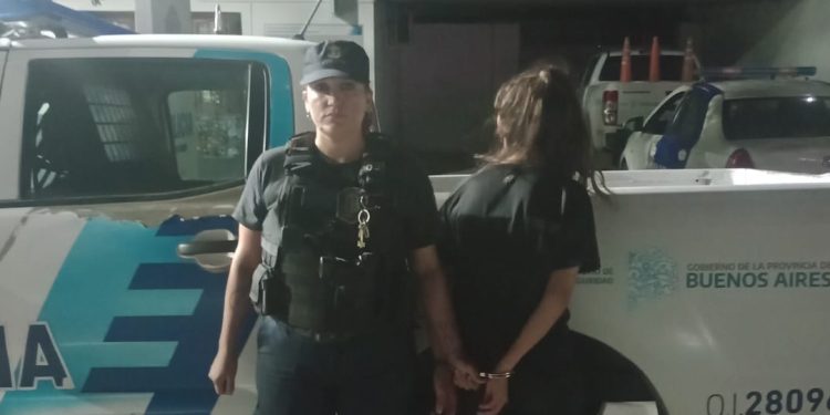 UNA MUJER APREHENDIDA POR ROMPER EL VIDRIO DE LA PUERTA DE LA CASA DE SU EX PAREJA