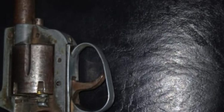 LE ENCONTRARON UN REVÓLVER ENTRE SUS PRENDAS CUANDO FUE ATENDIDO EN EL HOSPITAL