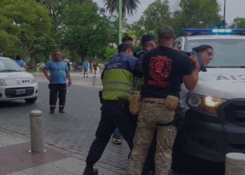 UN HOMBRE FUE A EXPRESARSE POR GAZA CUANDO LLEGABA EL EMBAJADOR DE EE.UU