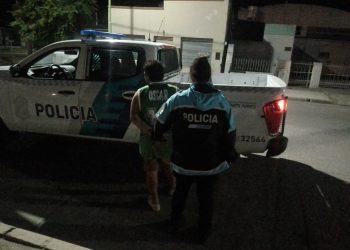 SE METIÓ EN UNA COCHERA PARA INTENTAR ROBAR EN UNA COMBI