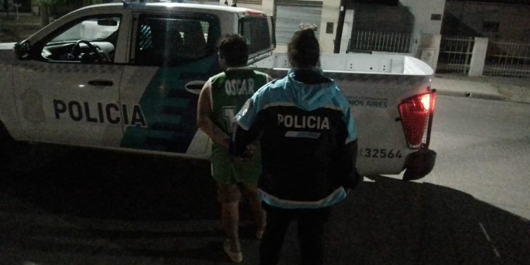 SE METIÓ EN UNA COCHERA PARA INTENTAR ROBAR EN UNA COMBI
