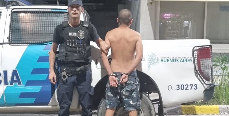 UN HOMBRE APREHENDIDO POR INTENTAR AGREDIR A LOS EFECTIVOS POLICIALES