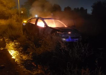 UN AUTO SE PRENDIÓ FUEGO EN LA VÍA PÚBLICA
