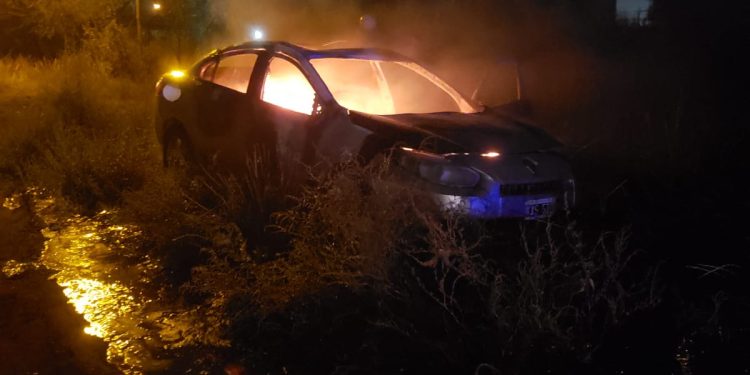 UN AUTO SE PRENDIÓ FUEGO EN LA VÍA PÚBLICA