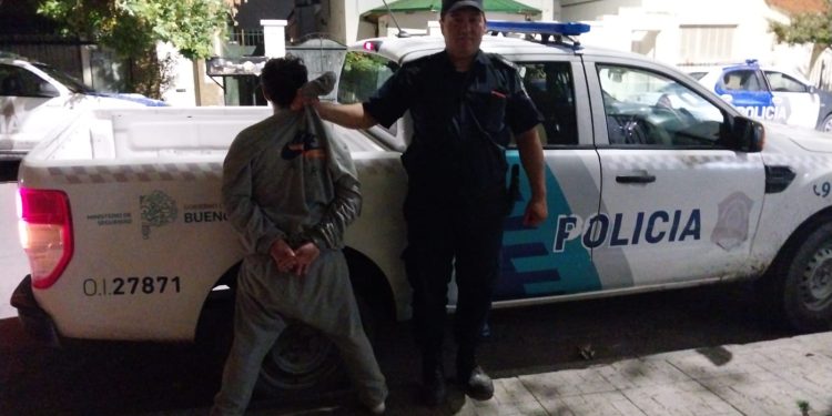 ATACÓ CON PIEDRAS UN COMERCIO PORQUE NO LE VENDIERON ALCOHOL