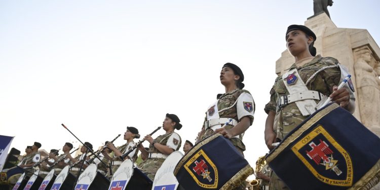 LA BANDA MILITAR «PUERTO ARGENTINO» CELEBRÓ EL DÍA DE LA MUJER TRABAJADORA CON UN CONCIERTO