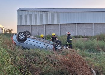 PERDIÓ EL CONTROL DE SU AUTO Y TERMINÓ VOLCANDO