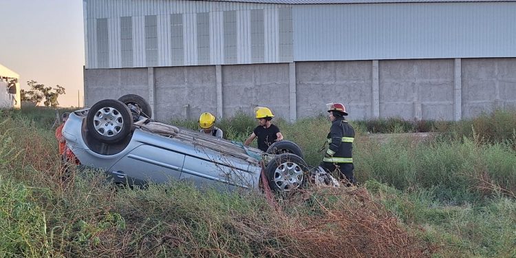 PERDIÓ EL CONTROL DE SU AUTO Y TERMINÓ VOLCANDO